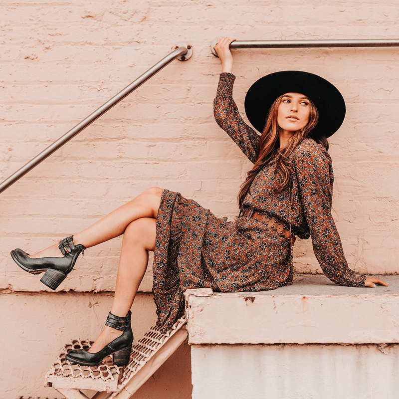 Lily Melbourne Mona - Modern and elegant ankle boot with ergonomic design