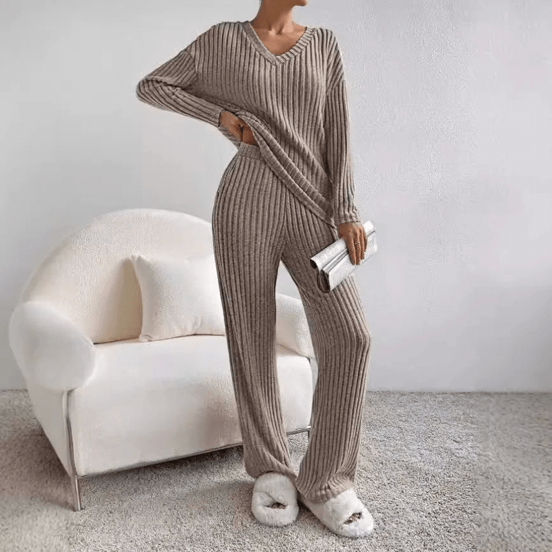 Lily Melbourne Women Kathy - Cozy knitted V-neck set for stylish comfort