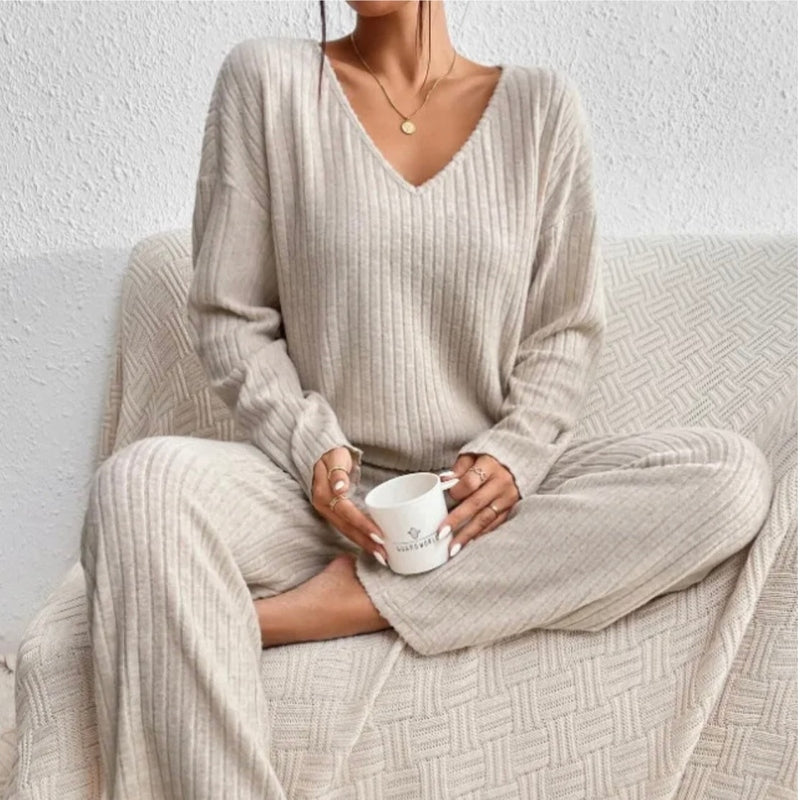 Lily Melbourne Women Kathy - Cozy knitted V-neck set for stylish comfort