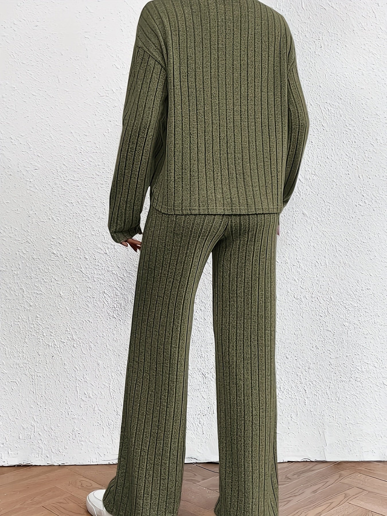 Chic Women's Turtleneck & Flared Pants Set - Stylish & Versatile