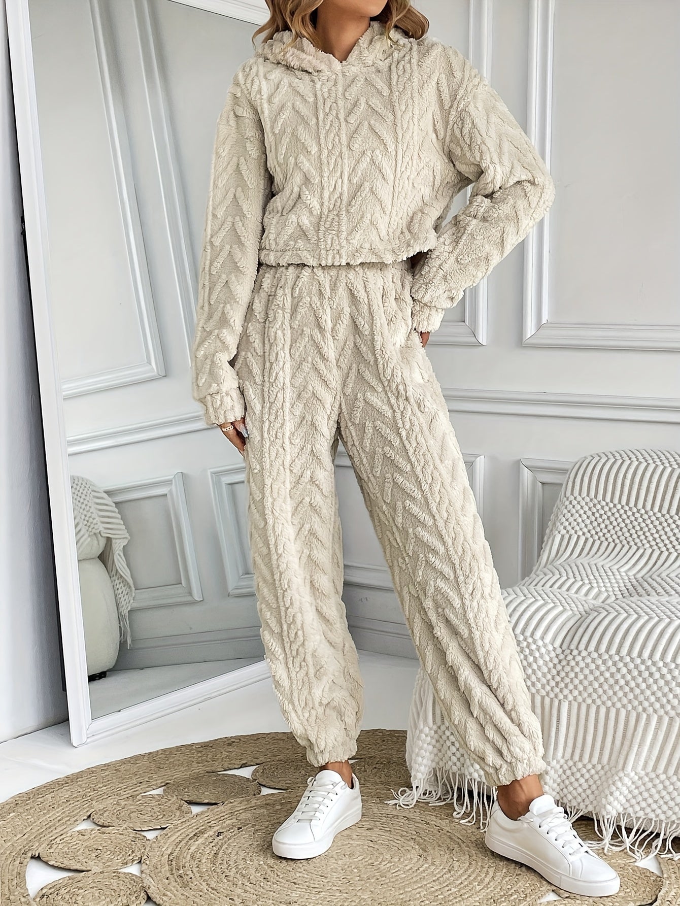 Chic Women's Winter Set: Cozy Hoodie & Stylish Pants