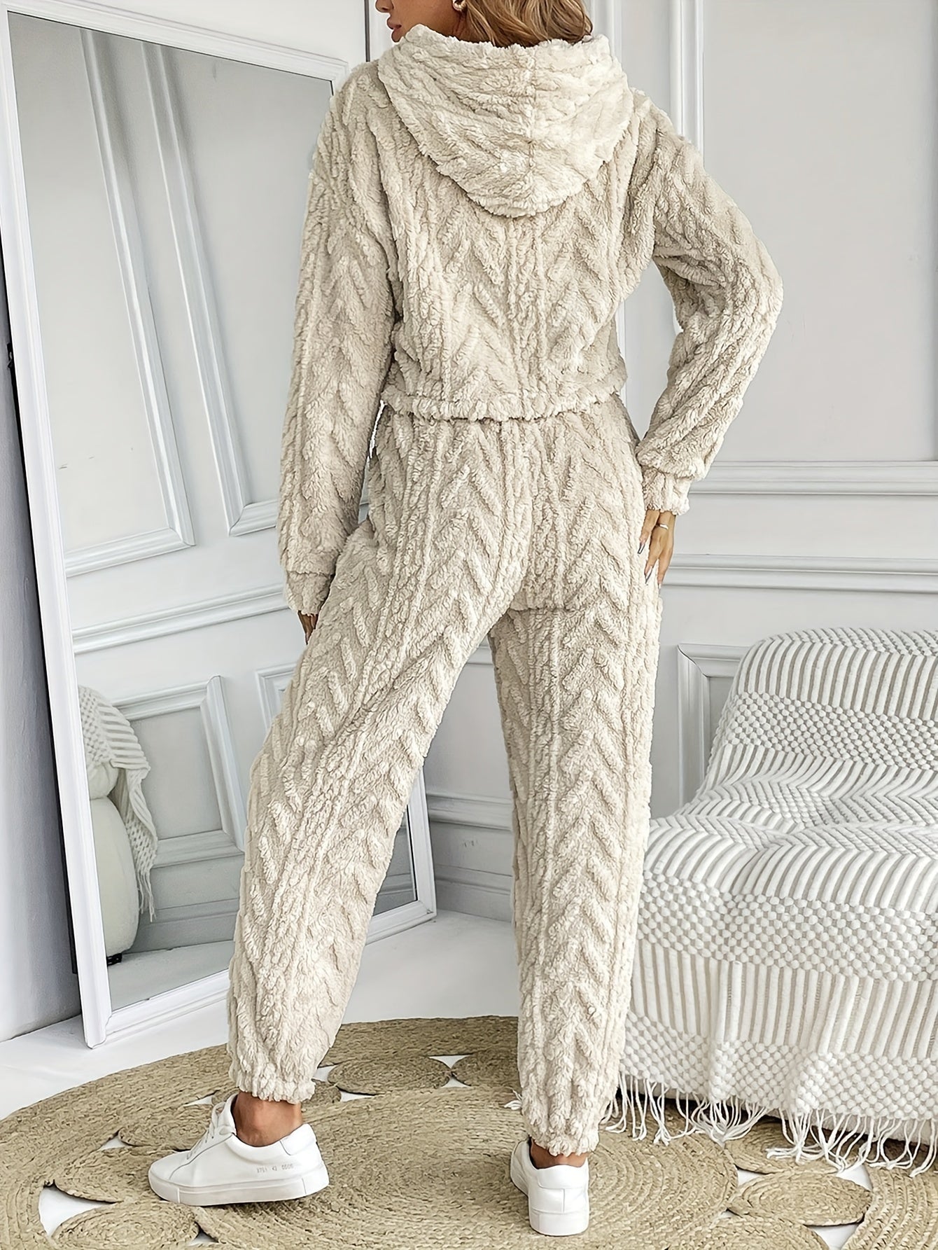 Chic Women's Winter Set: Cozy Hoodie & Stylish Pants