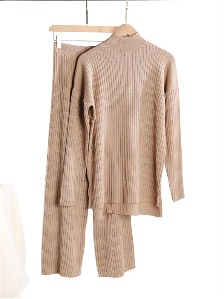 Chic Women's Set: Cozy Trousers & Sweater for Every Occasion