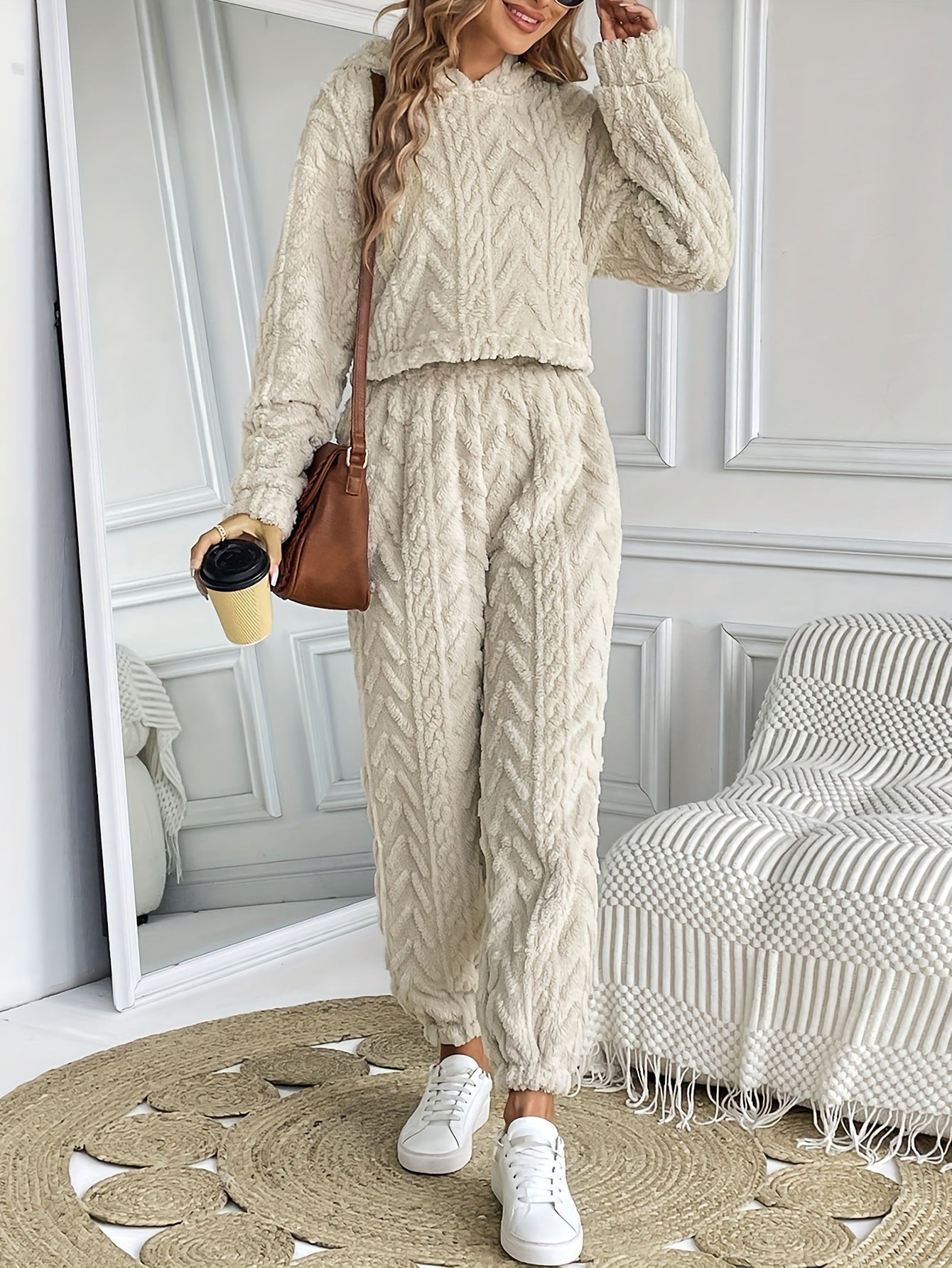 Chic Women's Winter Set: Cozy Hoodie & Stylish Pants